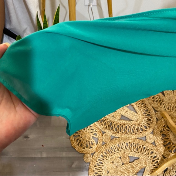 Soprano Emerald One Shoulder Slit Bell Sleeve - Picture 6 of 9